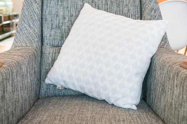 Подушка на диване украшения в гостиной — стоковое фото