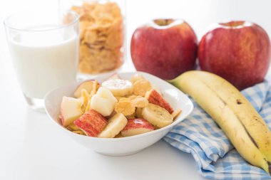 süt, elma, muz ve Mısır gevreği