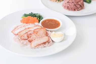 Mangalda kırmızı domuz soslu kepekli noodles ile