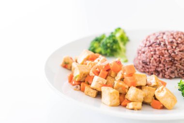 Kızarmış Tofu ve havuç Berry pirinç ilave edin