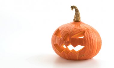 Cadılar Bayramı balkabakları gülümsüyor ve parti gecesi için keskin gözler