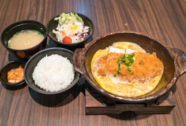 E ile tepesinde Japon ekmekli derin kızarmış domuz pirzola (tonkatsu)