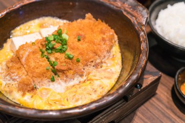 E ile tepesinde Japon ekmekli derin kızarmış domuz pirzola (tonkatsu)