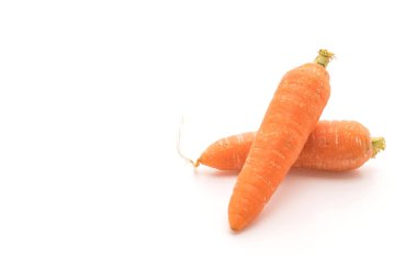 Beyaz arka planda bebek havuçları