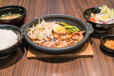 Sıcak tabakta Kore baharatlı Barbekü domuz eti 