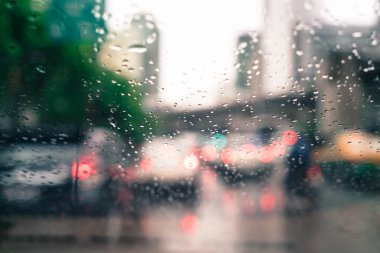 Arabanın camına yağmur damlaları
