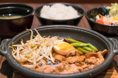 Sıcak tabakta Kore baharatlı Barbekü domuz eti 