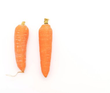 Beyaz arka planda bebek havuçları