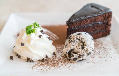 dondurma ve çırpılmış krema ile çikolatalı kek