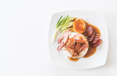 Soslu ve pirinçli ızgara kırmızı domuz eti.