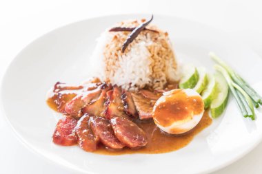 Soslu ve pirinçli ızgara kırmızı domuz eti.