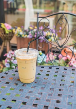 Masada buzlu kahve var.