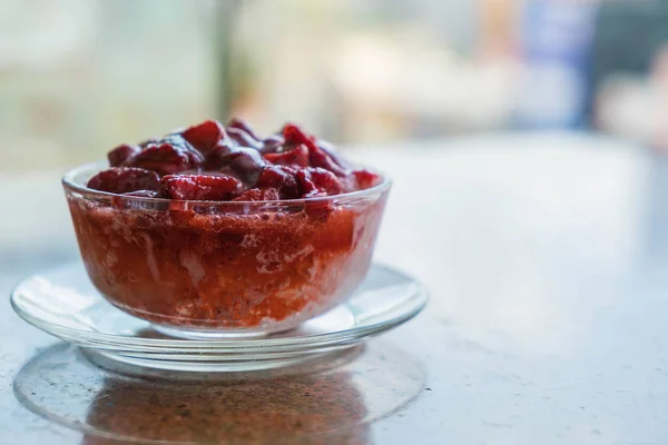 Copo de nieve de hielo rojo con fresa — Foto de Stock