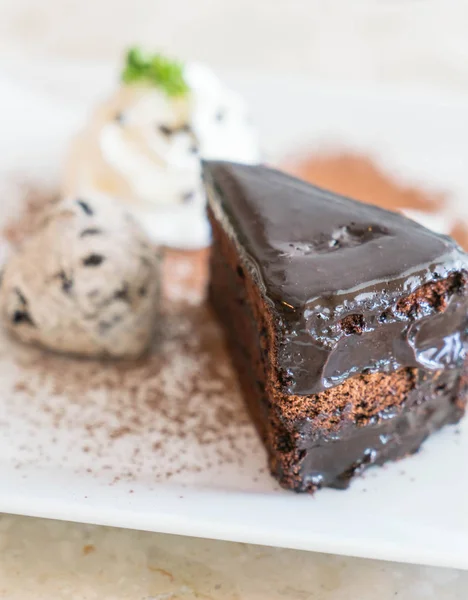 Pastel de chocolate con helado y crema batida — Foto de Stock