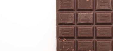 Beyaz arkaplanda çikolata çubukları