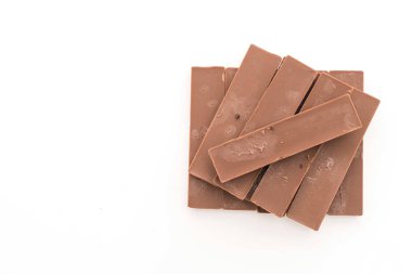 Beyaz arkaplanda çikolata çubukları