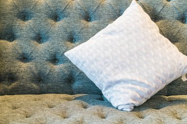 Oturma odasında kanepe dekorasyon yastık