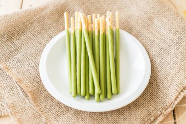 yeşil çay aromalı bisküvi sopayla