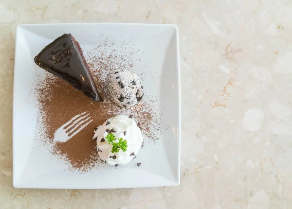 Gâteau au chocolat avec glace et crème fouettée — Photo