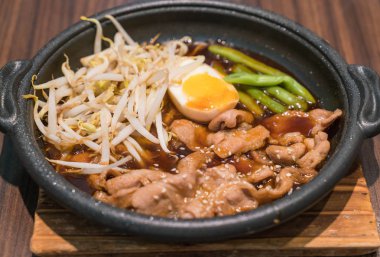 Sıcak tabakta Kore baharatlı Barbekü domuz eti 