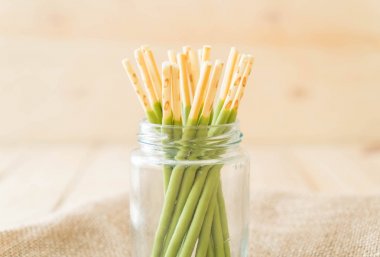 yeşil çay aromalı bisküvi sopayla