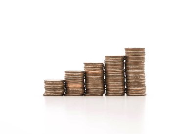 Beyaz arkaplanda para yığınları