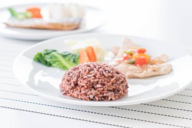 Kızartma tavuk tatlı biber ve berry pirinç 