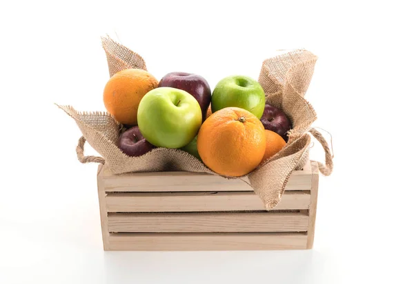 Апельсины, зеленые и красные яблоки — стоковое фото