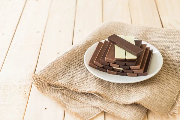 Barras de chocolate sobre fondo de madera — Foto de Stock