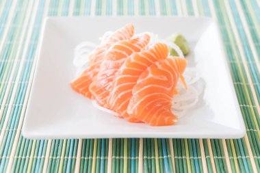Somon çiğ sashimi