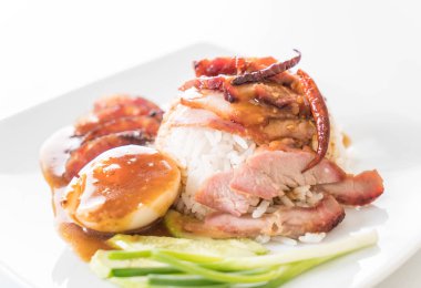 Soslu ve pirinçli ızgara kırmızı domuz eti.