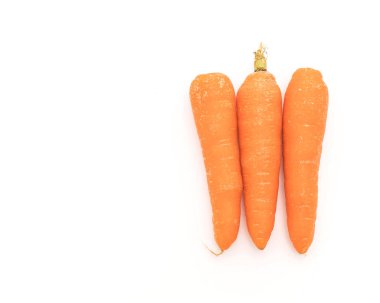 Beyaz arka planda bebek havuçları