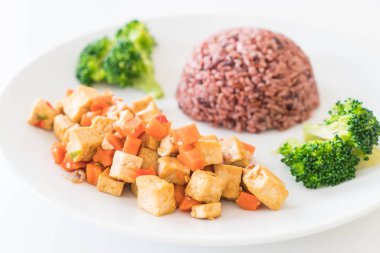 Kızarmış Tofu ve havuç Berry pirinç ilave edin