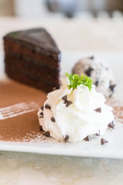 dondurma ve çırpılmış krema ile çikolatalı kek