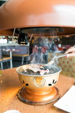 kömür ızgara domuz etinin 