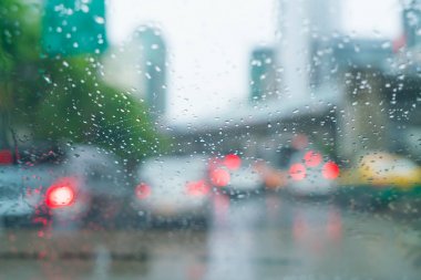 Arabanın camına yağmur damlaları