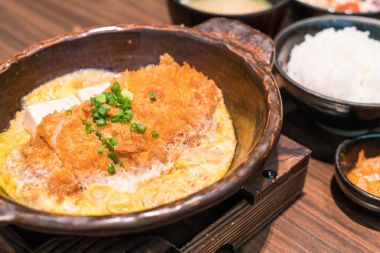 E ile tepesinde Japon ekmekli derin kızarmış domuz pirzola (tonkatsu)