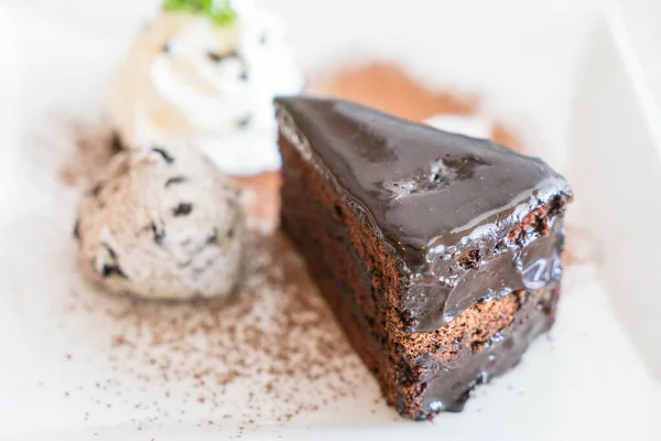 Bolo de chocolate com sorvete e chantilly — Fotografia de Stock
