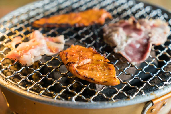 Vepřové maso na gril na dřevěné uhlí — Stock fotografie