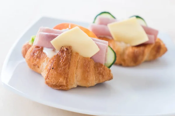 Croissant broodje ham kaas — Stockfoto