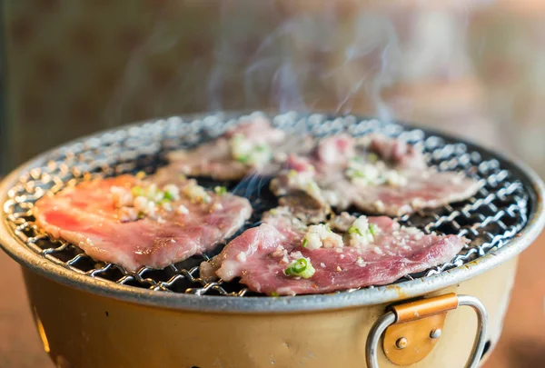 Varkensvlees op houtskool barbecue — Stockfoto