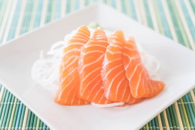 Somon çiğ sashimi
