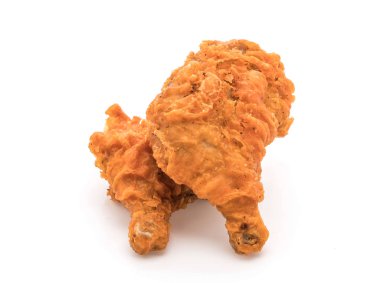 Beyaz arka planda kızarmış tavuk