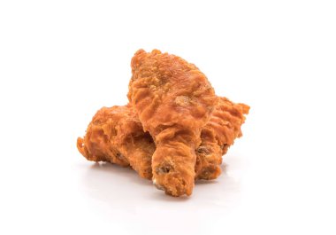 Beyaz arka planda kızarmış tavuk