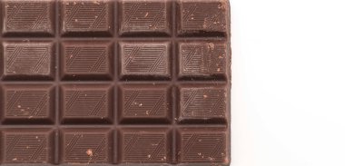 Beyaz arkaplanda çikolata çubukları