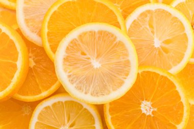 limon, limon ve portakal dilimleri