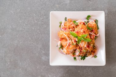 Baharatlı kızarmış tavuk salatası