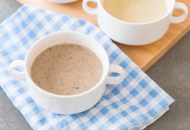 Masanın üzerinde mantar çorbası