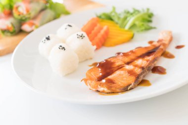 teriyaki soslu somon biftek