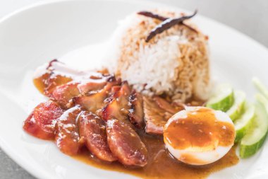 Soslu ve pirinçli ızgara kırmızı domuz eti.